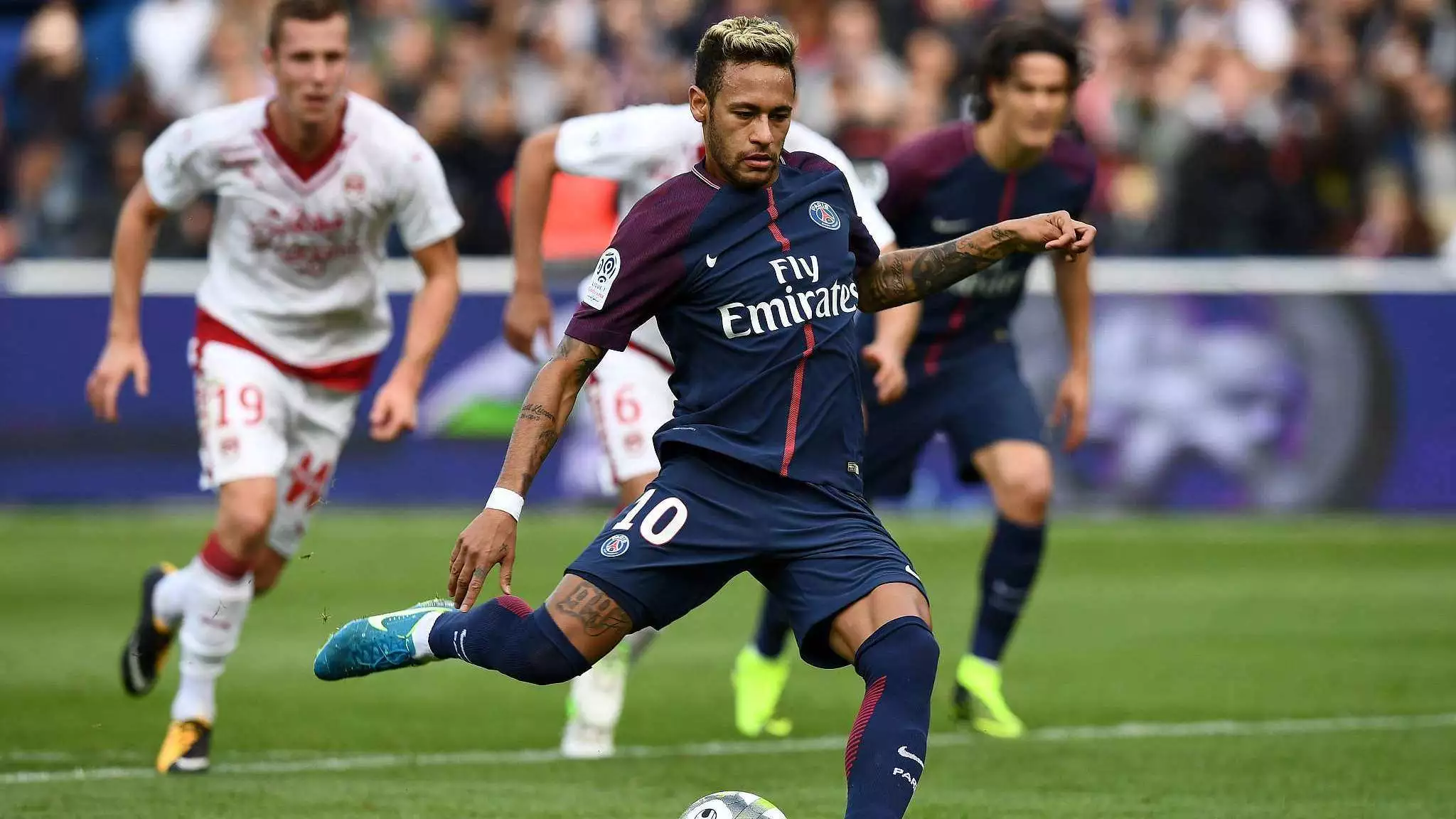 查尔顿官方：在昨日英冠比赛中一名球迷突发疾病不幸离世（查尔顿官方通告：昨日英冠比赛一名球迷因突发疾病去世）