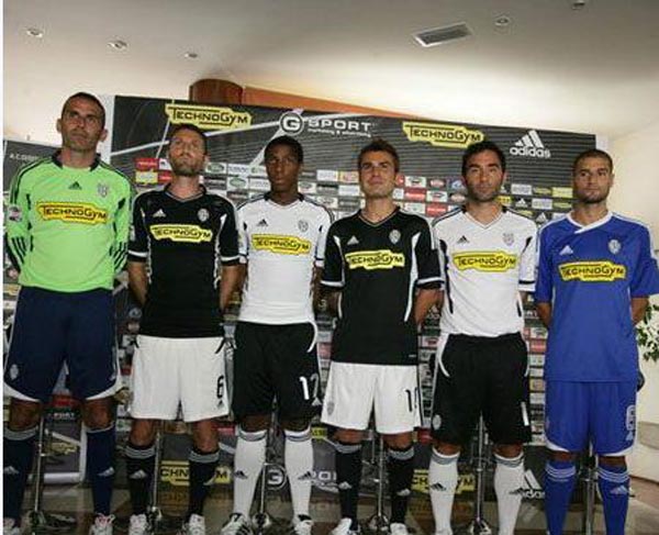 国米0比1利物浦遭欧冠两连败，VAR判点致胜（VAR判罚点球成关键，国米0-1不敌利物浦遭欧冠两连败）