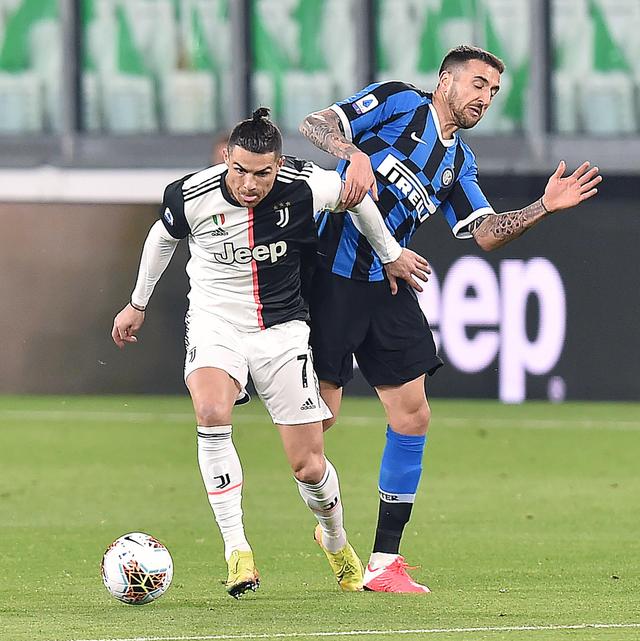 马卡：巴尔韦德和裤袜赛后都出现身体不适，皇马将安排检查（马卡报：巴尔韦德与库尔图瓦赛后均感不适，皇马将安排体检）