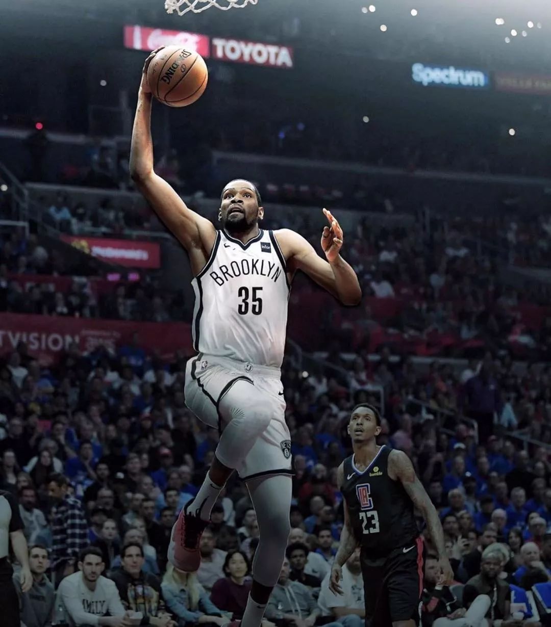 安德里希：边路不施加压力中路不贴防，这相当于邀请拜仁进攻（安德里希：边路缺压迫、中路不贴身，等于向拜仁发出进攻邀请）